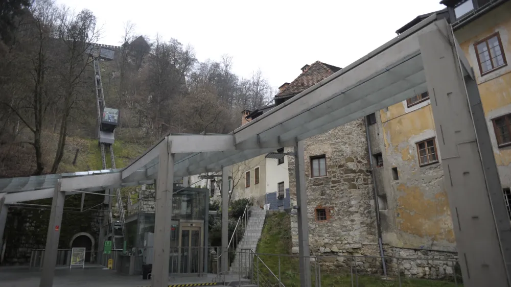 - tirna vzpenjača 2011 - peta obletnica obratovanja tirne vzpenjače na Ljubljanski grad - //FOTO: Tomaž Zajel&scaron;nik