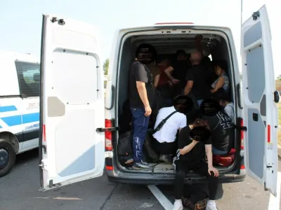 Hrva&scaron;ki državljan je v zadnjem delu kombija prevažal 32 Kitajcev. 