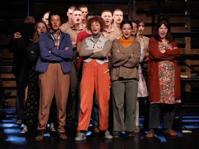 Prizor z vaje za predstavo Umetnost vojne/Umetnost miru, ki je nastala v okviru programa Mlado Mladinsko, v režiji Ane Du&scaron;a pa bo premierno uprizorjena nocoj.&nbsp;