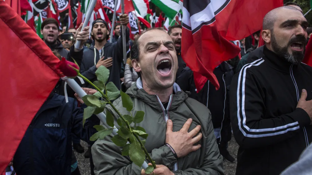 - povorka neofa&scaron;istov po gori&scaron;kih ulicah - Italijanska neofa&scaron;istična skupina CasaPound  - 23.05.2015 Gorica - Fa&scaron;istični in antifa&scaron;istični shod ob 100. obletnici vstopa Italije v 1. svetovno vojno pod geslom "Nekateri Italijani se ne predajo!", da bi slavili vojno ter smrti milijonov izkoristili za lastno promocijo - italijansko fa&scaron;istično gibanje Casa Pound izvedlo shod v Gorici in drugi protifa&scaron;istični antimilitaristični shod kot odgovor na shod fa&scaron;ističnega gibanja v organizaciji deželnega protifa&scaron;ističnega laboratorija kot miroljubno protimanifestacijo - zborovanje - prtestni shod - nacionalne demonstracije - manifestacija //FOTO: Jaka Gasar