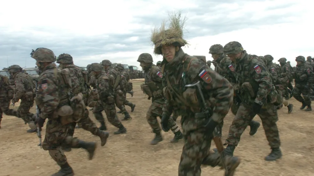 Madžarska - voja&scaron;ko vadi&scaron;če Varpalota <br><br>- voja&scaron;ka vaja Sokolji udar - najobsežnej&scaron;a vaja Slovenske vojske v tujini. <br>- urjenje in preverjanje 10. Bataljona SV - Slovenska vojska<br>- sodelovalo skupaj več kot 1100 pripadnikov Slovenske vojske. <br>- scenarij vaje - aktiviranje Natovih sil po petem členu Washingtonske listine<br><br>,// FOTO: Luka Cjuha<br><br>OPOMBA: ZA OBJAVO V ČASOPISU DNEVNIK<br>