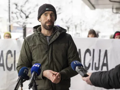 Ljubljana, Center Rog.<br>Novinarska konferenca Skupscine neuporabnic Centra Rog pred vecernim protestnim Pohodom po okupirani Ljubljani ob tretji obletnici rusenja Avtonomne Tovarne Rog.<br>Miha Blazic iz Ambasade Rog.