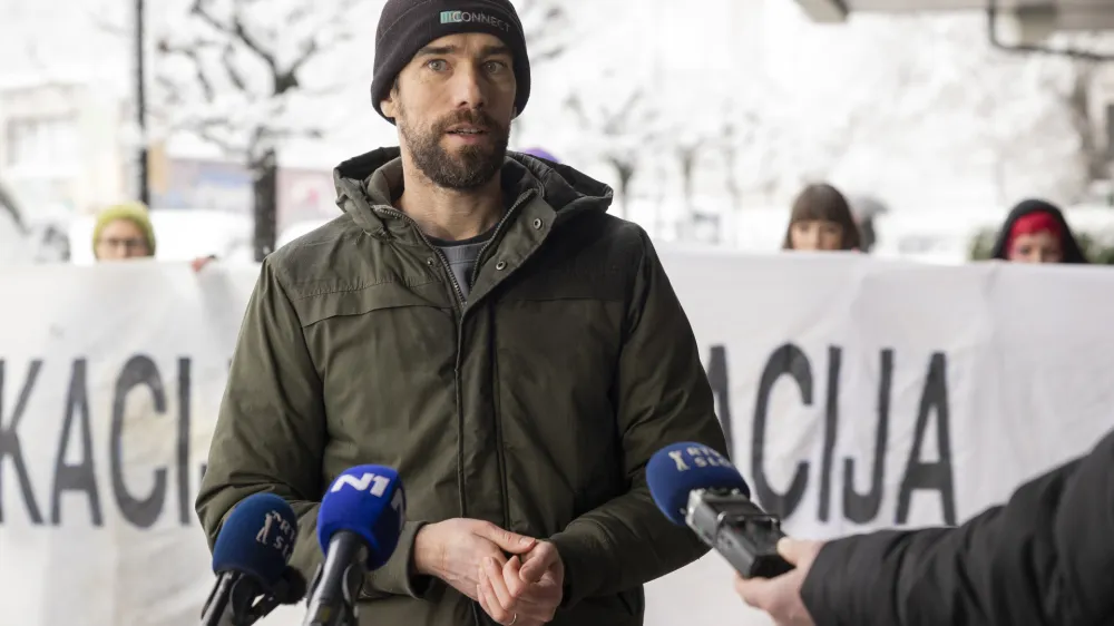 Ljubljana, Center Rog.<br>Novinarska konferenca Skupscine neuporabnic Centra Rog pred vecernim protestnim Pohodom po okupirani Ljubljani ob tretji obletnici rusenja Avtonomne Tovarne Rog.<br>Miha Blazic iz Ambasade Rog.