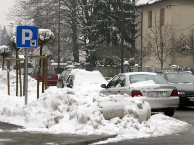- zasneženo neoći&scaron;čeno parkiri&scaron;če ///FOTO: Luka Cjuha