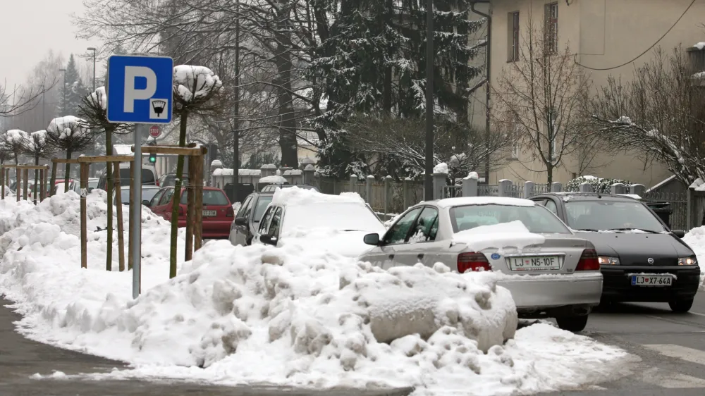 - zasneženo neoći&scaron;čeno parkiri&scaron;če ///FOTO: Luka Cjuha
