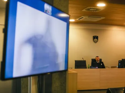 sodnik Tomaž Brom&scaron;e<br><br>Alen Bajc prek video povezave s tožilstvom podpisal sporazum o priznanju krivde<br> <br>- 06.01.2023 &ndash; sojenje primer Kava&scaron;ki klan - nadaljevanje predobravnavnih narokov domnevnim članom slovenskega dela Kava&scaron;kega klana, ta izvira iz Črne gore &ndash; tožilstvo očita, da naj bi vsaj od decembra 2018 do maja 2021 na območju več držav v okviru hierarhično organizirane kriminalne združbe na veliko trgovali z drogo.<br> <br>//FOTO: Bojan Velikonja<br> 