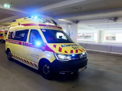 simbolična fotografija - nujna medicinska pomoč - re&scaron;evalno vozilo - re&scaron;ilec<br><br><br>- 25.09.2018 - Kirur&scaron;ka klinika UKC Ljubljana - Urgentni kirur&scaron;ki blok - urgenca - reanimacijski prostor &ndash; ogled simulacije na mestu dejanskega sprejema politravmnatiziranega po&scaron;kodovanca //FOTO: Luka Cjuha.