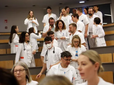 - 15.01.2024 - stavka Sindikata zdravnikov in zobozdravnikov Slovenije &ndash; protest zaradi neuresničenih zavez vlade iz že sklenjenih sporazumov - zbor zaposlenih na Onkolo&scaron;kem in&scaron;titutu Ljubljana//FOTO: Tomaž Skale