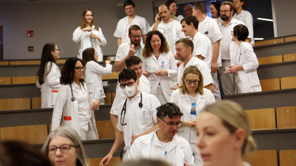 - 15.01.2024 - stavka Sindikata zdravnikov in zobozdravnikov Slovenije &ndash; protest zaradi neuresničenih zavez vlade iz že sklenjenih sporazumov - zbor zaposlenih na Onkolo&scaron;kem in&scaron;titutu Ljubljana//FOTO: Tomaž Skale