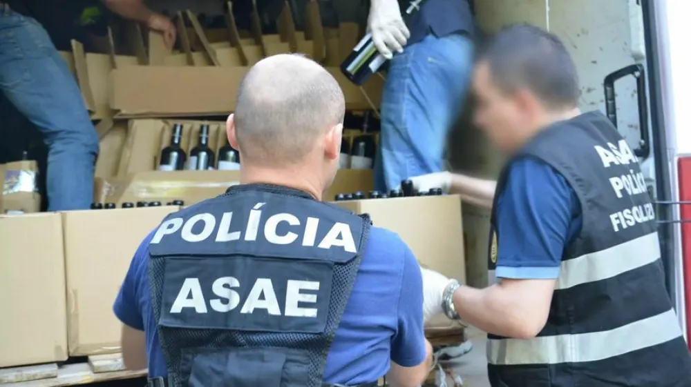 Strokovnjaki ocenjujejo, da je ponarejenih približno pet odstotkov prodanih vin.&nbsp;