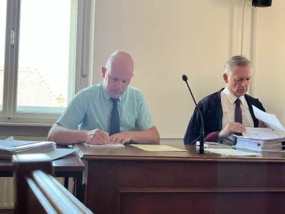 Kristijan Slodnjak, obtožen naročila umora Andreja Kirbi&scaron;a, z odvetnikom Andrejem Kacem (na sliki desno)