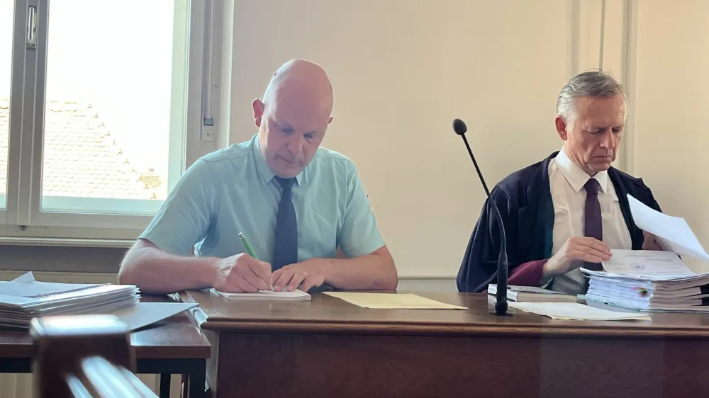 Kristijan Slodnjak, obtožen naročila umora Andreja Kirbi&scaron;a, z odvetnikom Andrejem Kacem (na sliki desno)