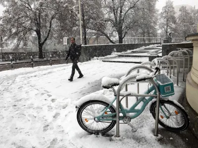 - 19.01.2024 &ndash; Sneženje v Ljubljani - - mestno kolo za izposojo - Rent a bike Ljubljana <br><br>//FOTO: Tomaž Skale<br>