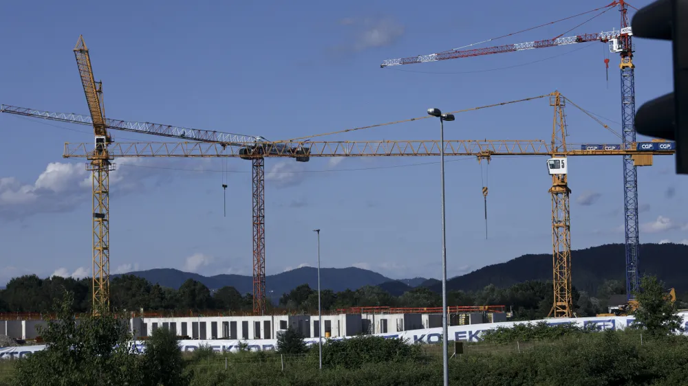 - gradbeni žerjav - gradbeni&scaron;tvo <br><br>- 28.06.2023 - novi mo&scaron;ki zapor Dobrunje - Zavod za prestajanje kazni zapora Ljubljana - gradnja novega zaporskega kompleksa ob Litijski cesti, vzhodno od ljubljanske obvoznice<br><br> <br><br>//FOTO: Luka Cjuha