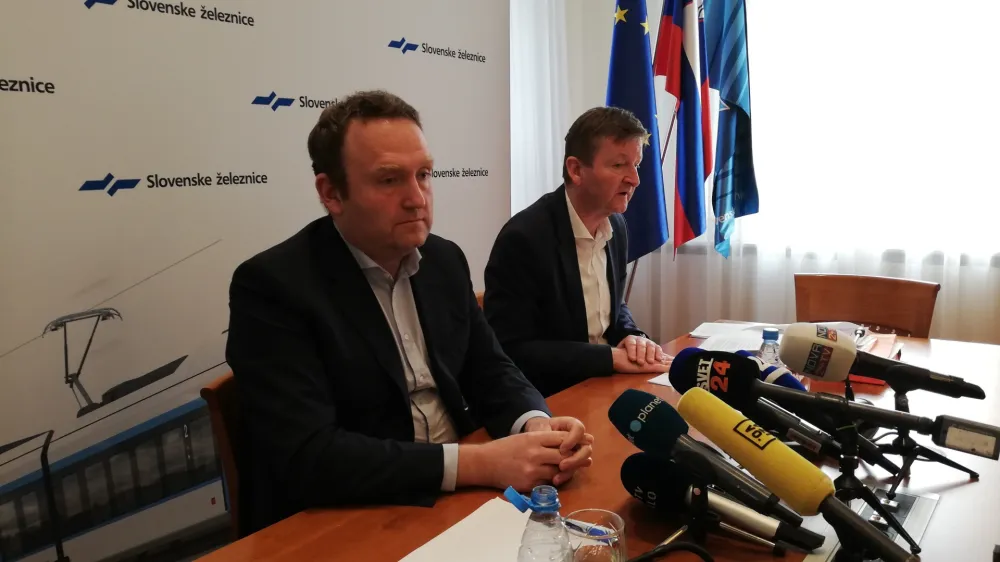 Mesec dni po tragični nesreči sta izsledke notranje preiskave predstavila generalni direktor Slovenskih železnic Du&scaron;an Mes (levo) in direktor podjetja SŽ Infrastruktura Matjaž Kranjc.