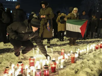 - 22.01.2024 &ndash; Trg republike v Ljubljani - protest proti genocidu v Gazi - DOST JE! - Prinesimo svečo za Gazo &ndash; prižgali sveče pod zastavami Evropske unije za umrle, ranjene in izginule v Gazi //FOTO: Jaka Gasar