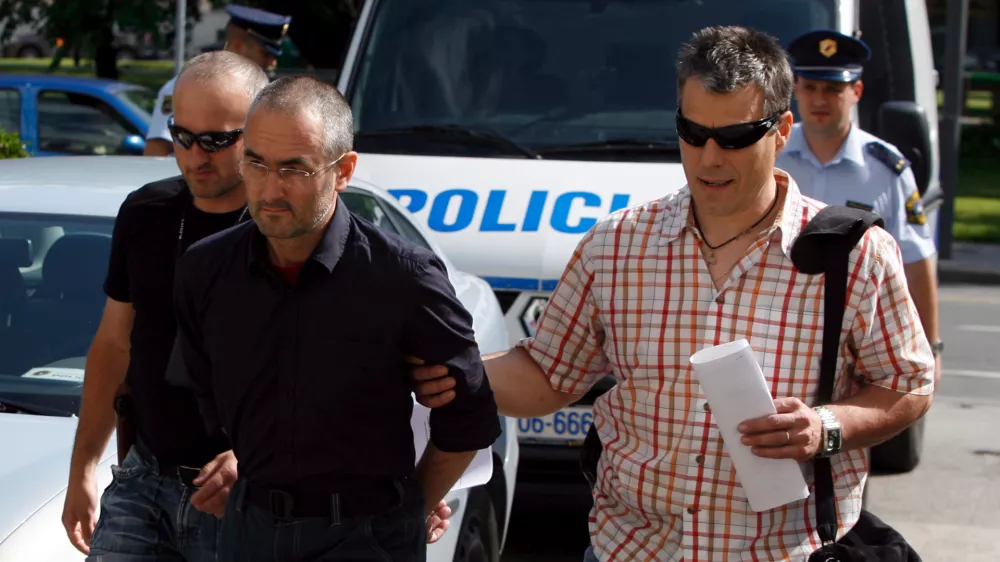 predstojnik budistične skupnosti v Sloveniji Shenpen Rinpoche pred sodi&scaron;čem<br><br><br><br>- policisti pripeljali ljubljanskega &raquo;budističnega vodjo&laquo;, 43-letnega Ljubljančana Shenpena Rinpocheja oziroma Ronana Chatelliera - ovadili so ga zaradi domnevnega spolnega napada na osebo, mlaj&scaron;o od 15 let<br><br><br>//FOTO: Bojan Velikonja