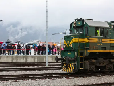 Na Slovenskih železnicah si tudi tokrat, podobno kot ob minulih nabavah vlakov, pridržujejo pravico, da v primeru, da jim uspe zagotoviti dodatna finančna sredstva, naročijo &scaron;e 40 dodatnih lokomotiv. Fotografija je simbolična.&nbsp;
