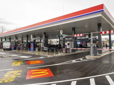 Ljubljana, prodajno mesto Petrola Barje - sever.<br>Slavnostno odprtje Petrolovih prodajnih mest Barje - sever in jug, ki sta ju uradno odprla predsednik uprave Petrola Saso Berger in clan uprave Petrola Joze Smolic.