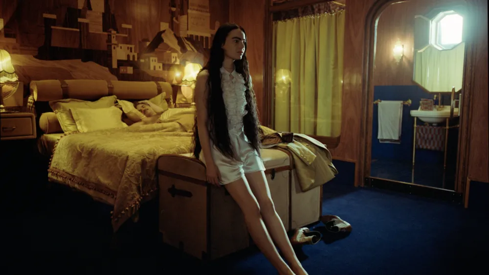 Nesrečna bitja<br>Emma Stone in POOR THINGS. Photo by Yorgos Lanthimos. Courtesy of Searchlight Pictures. &copy; 2023 20th Century Studios All Rights Reserved.