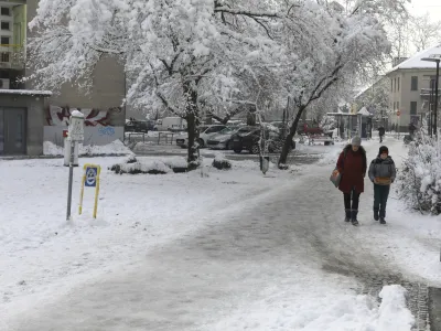 Tabor - Vidovdanska ulica- 22.01.2024 &ndash; neoči&scaron;čeni in poledeneli ter spolzki pločniki v Ljubljani - //FOTO: Luka Cjuha