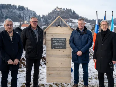 Temeljni kamen za novo hi&scaron;o so položili (od leve) minister za gospodarstvo Matjaž Han, direktor podjetja Pergola Vidko &Scaron;vajger, slovenjgra&scaron;ki župan Tilen Klugler in državni sekretar za obnovo Bo&scaron;tjan &Scaron;efic. Foto: Ale&scaron; Ur&scaron;ej