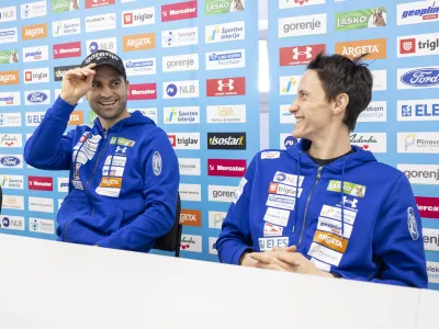 Ljubljana, SZS.<br>Novinarska konferenca slovenske reprezentance v smucarskih poletih.<br>Glavni trener slovenske moske skakalne reprezentance Robert Hrgota in smucarski skakalec Peter Prevc.