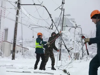 Žled je lomil drevje, daljnovode, ustavil vlake (na fotografiji podrto omrežje na postojnski železni&scaron;ki postaji), zaprl ceste ter ljudi za več dni ujel v mrzla in temna stanovanja.

&nbsp;