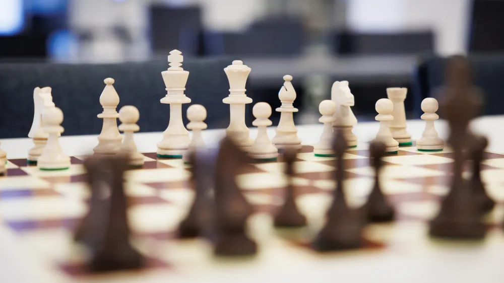 Ljubljana, Fakulteta za elektrotehniko.<br>Sahovsko drzavno prvenstvo v hitrih disciplinah in priloznostna razstava o velikanu slovenskega saha Milanu Vidmarju.