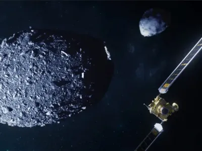 Ilustracija Nasinega vesoljskega plovila DART in LICIACube Italijanske vesoljske agencije (ASI) s slikami asteroidov Dimorphos in Didymos, ki jih je pridobilo vesoljsko plovilo DART. 