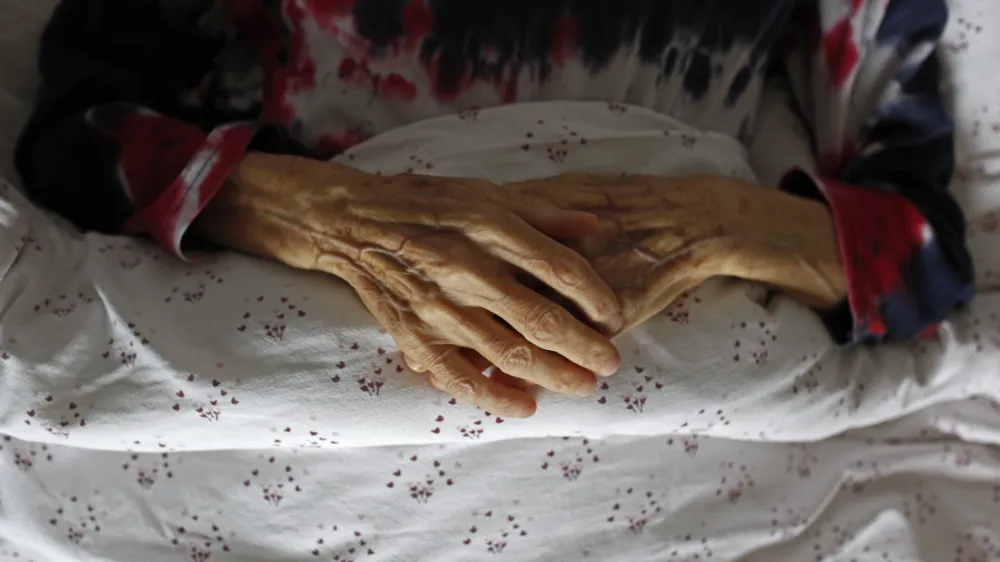 - ilustrativna fotografija - starost<br><br><br>- Hi&scaron;a hospic - namenjena bivanju neozdravljivim bolnikom in nego umirajočim,, Hradeckega 20, //FOTO: Jaka Gasar