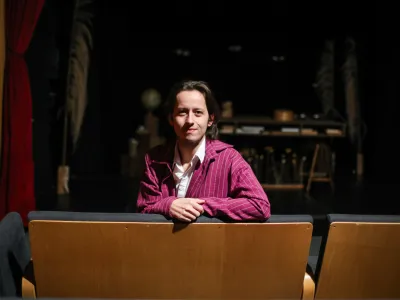 Kot dramaturg lahko animatorju ali animatorki pomagam najti čustvo, ki naj bi ga lutka imela. Od tu dalje mora animator čustva prenesti v predmet.&nbsp;