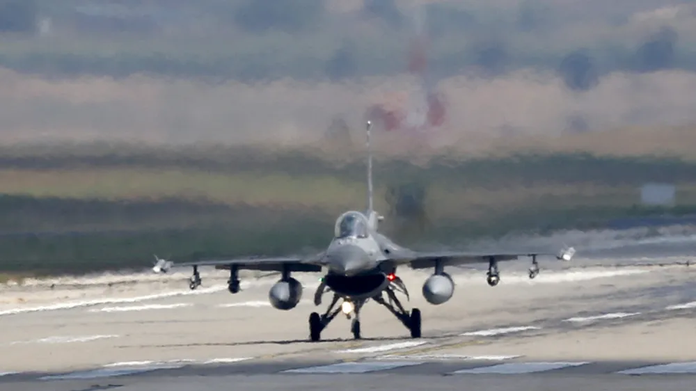 FILE PHOTO: A Turkish Air Force F-16 fighter jet lands at Incirlik air base in Adana, Turkey, August 11, 2015. REUTERS/Murad Sezer/File Photo