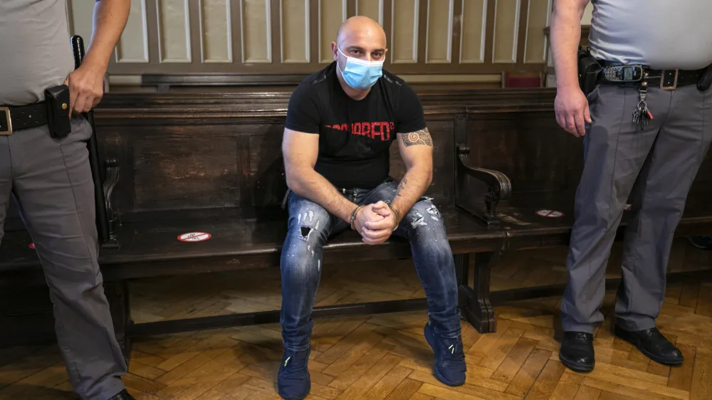 Hajzer Muzliukaj je bil med prvim sojenjem v priporu, po oprostilni sodbi pa so ga nemudoma izpustili.&nbsp;