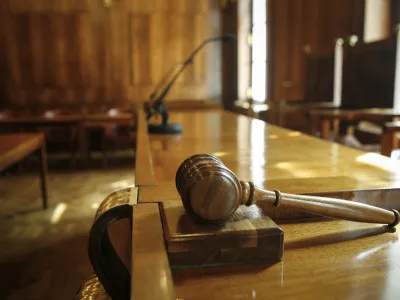 sodni&scaron;ko kladivo - ustavni sodniki razveljavili davek na nepremičnine<br><br><br><br><br>- 28.3.2014 - ustna razglasitev - Ustavno sodi&scaron;če je ustno razglasilo odločitev glede skladnosti zakona o davku na nepremičnine z ustavo - ustavni sodniki so določili da je zakon o davku na nepremičnine v neskladju z ustavo in ga razveljavilo. Odločitev je bila sprejeta soglasno.<br><br><br><br>//FOTO: Luka Cjuha