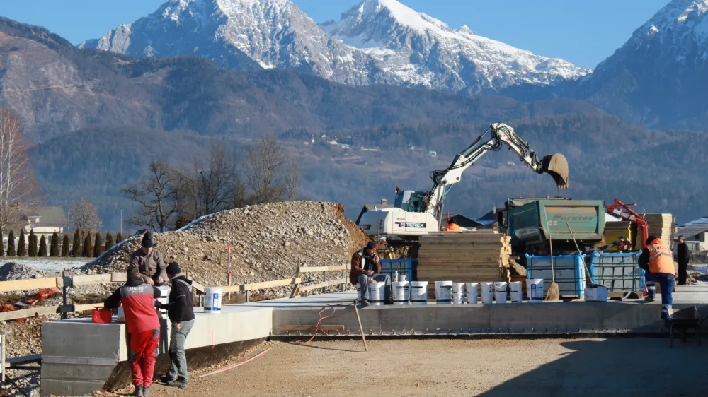 Cesta Britof&ndash;Hotemaže je bila načrtovana pred &scaron;tiridesetimi leti, končana pa naj bi bila oktobra letos.