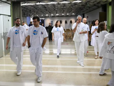  - 09.01.2024 &ndash; opozorilna stavka zdravnikov in zobozdravnikov - zdravniki in zobozdravniki zaradi neuresničenih zavez vlade iz že sklenjenih sporazumov opozorilno stavkali. protest //FOTO: Nik Erik Neubauer 