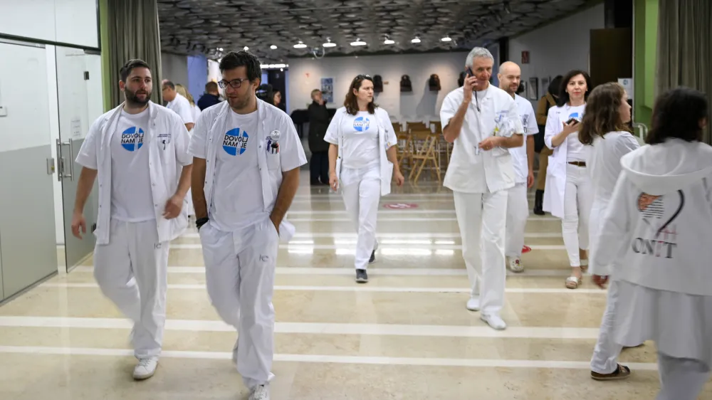  - 09.01.2024 &ndash; opozorilna stavka zdravnikov in zobozdravnikov - zdravniki in zobozdravniki zaradi neuresničenih zavez vlade iz že sklenjenih sporazumov opozorilno stavkali. protest //FOTO: Nik Erik Neubauer 