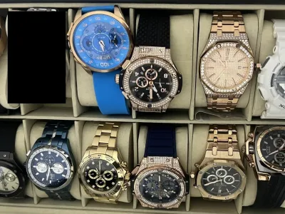 Iz stanovanjske hi&scaron;e v Mariboru so poleg več ur prestižnih blagovnih znamk odnesli tudi zlatnino in gotovino. 