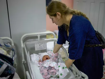 03 March 2022, Ukraine, Kiev: A mother holds her newborn baby in the bomb shelter of a maternity hospital. Russia said it would continue its invasion of Ukraine until its objectives were achieved, while troops moved in a large convoy toward the capital. Photo: Jan Husar/SOPA Images via ZUMA Press Wire/dpa