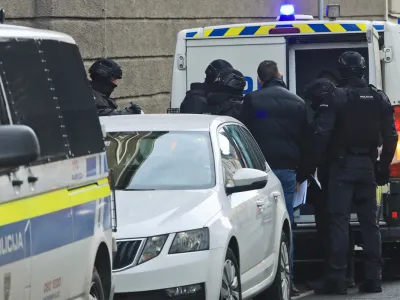 Maribor - Ulica talcev - Družba - Kronika - Specialna enota policije v akciji pri mariborskih zaporih - - Avtor: Andrej Petelin&scaron;ek