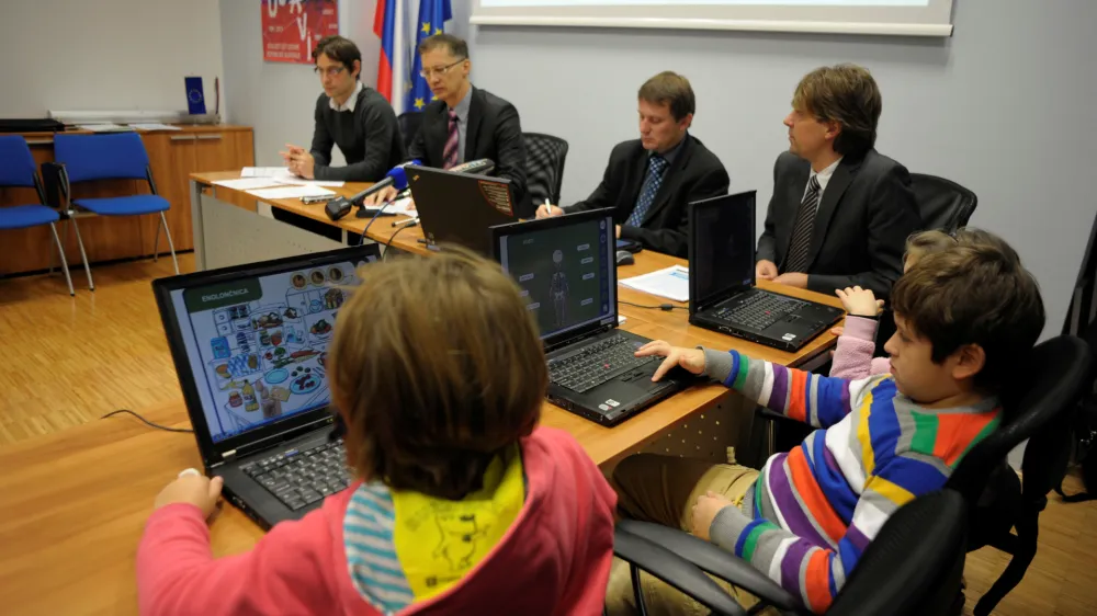 e-učbeniki - &scaron;olarji - osnovno&scaron;olci - računalnik - Ministrstvo za &scaron;olstvo in &scaron;port - predstavitev &scaron;tirih novih e-učbenikov//FOTO: Tomaž Zajel&scaron;nik