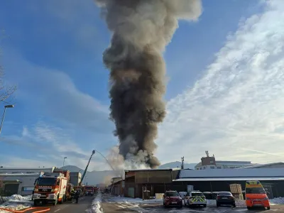 Formaldehid se v ozračje spro&scaron;ča tudi med požari. Na fotografiji je utrinek ob nedavni intervenciji v industrijski coni Trata, kjer je zagorelo v skladi&scaron;ču pnevmatik.