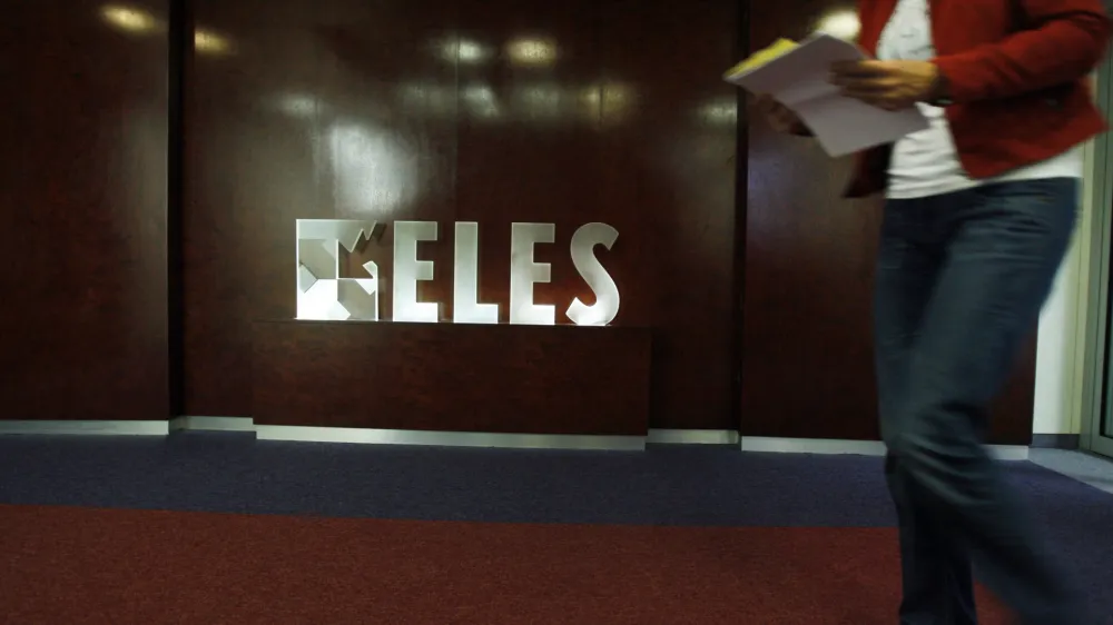 V vladi naj bi načrtovali ustanovitev Elektra Slovenija vzhod s sedežem v Mariboru in Elektra Slovenija zahod s sedežem v Ljubljani. Ena od možnosti je, da bi bili obe podjetji pod okriljem Elesa, kamor je vlada lani pripojila tudi nekdanjo družbo Sodo.&nbsp;