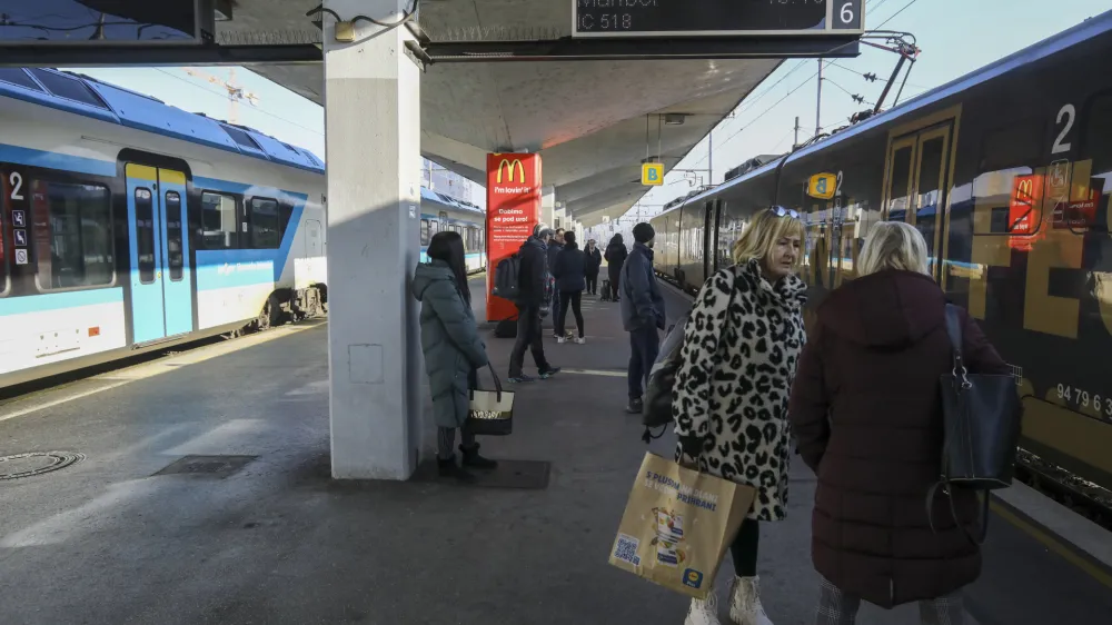 - 19.12.2023 &ndash; Slovenske železnice (SŽ) &ndash; Železni&scaron;ka postaja Ljubljana &ndash; potni&scaron;ki promet &ndash; center za vodenje prometa //FOTO: Luka Cjuha