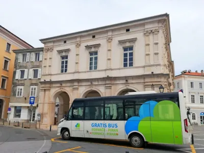 avtobus ponovno vozi po svoji redni trasi do končnega obračali&scaron;ča na Tartinijevem trgu.