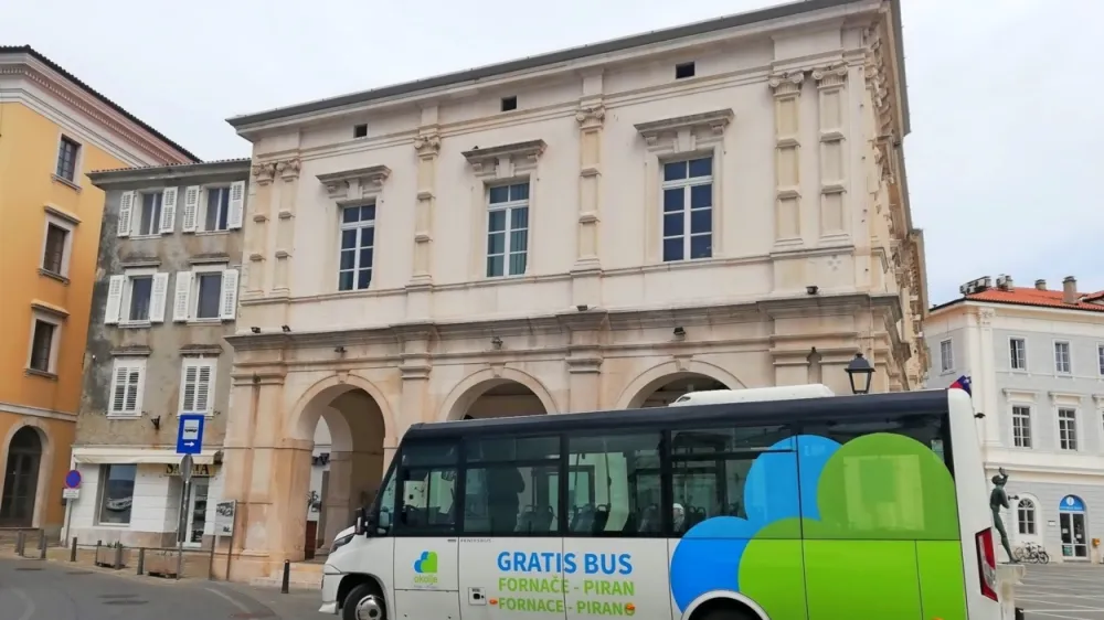 avtobus ponovno vozi po svoji redni trasi do končnega obračali&scaron;ča na Tartinijevem trgu.