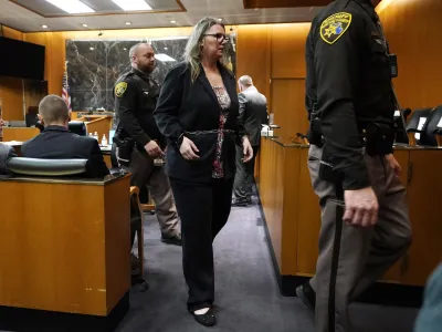 Jennifer Crumbley je bila ob prihodu na sodi&scaron;če in ob odhodu vklenjena. F AP