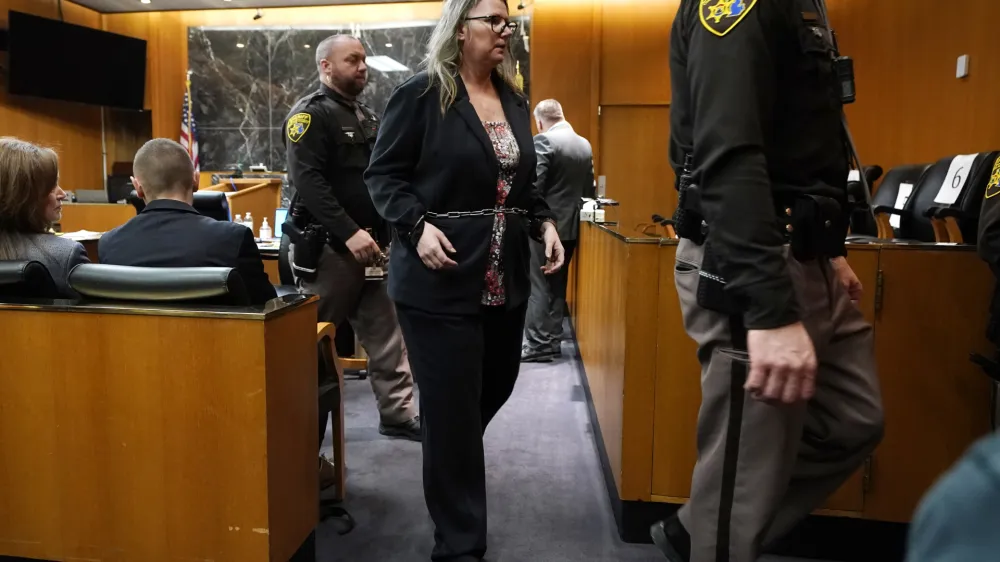 Jennifer Crumbley je bila ob prihodu na sodi&scaron;če in ob odhodu vklenjena. F AP