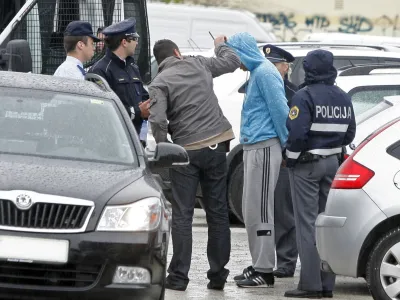 aretacija osumljenca dana&scaron;njega ropa po&scaron;te v Semedeli državljana Srbije iz okolice Zemuna prijeli na območju železni&scaron;ke postaje v Ljubljani.- roparji že petič oropali po&scaron;to v Semedeli pri Kopru - //FOTO: Bojan Velikonja